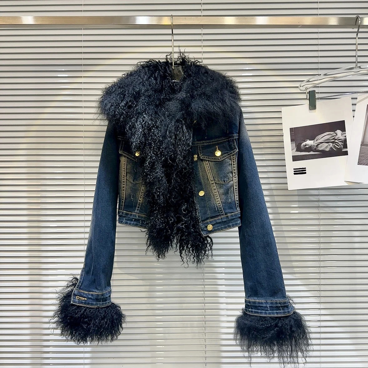 Big Lamb Fur Collar Denim Jacket Women Winter Fur Stitching Long Sleeve Washed and Worn Cotton Lining Short Coat Female 241220