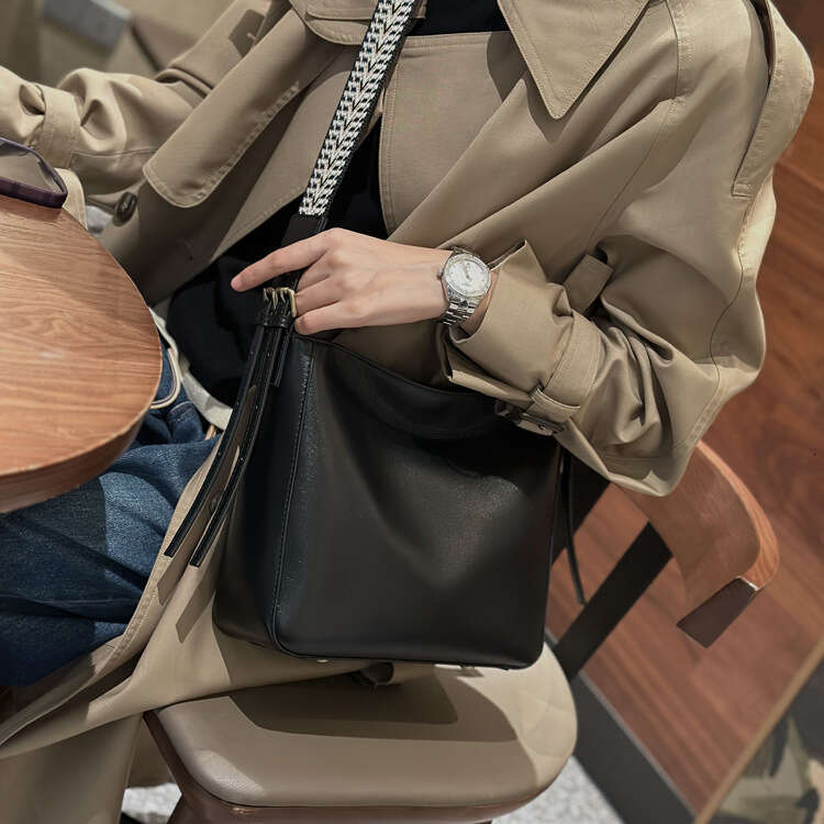Genuine 2024 autumn/winter new crossbody fashion versatile genuine leather women's niche high-end sense shoulder bag