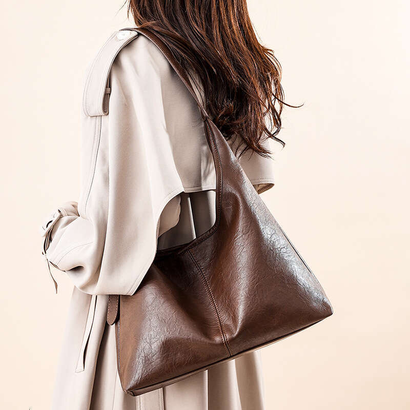 Winter New Fashion Trend Large Capacity Tote Retro Casual Shoulder Trendy Commuting Bag