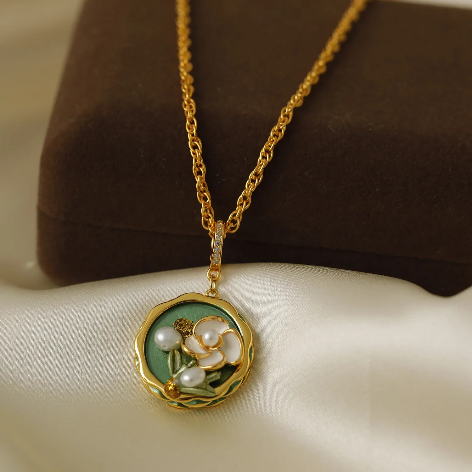 Green oil painting style pearl flower drop glaze necklace French court retro style sweater chain for women 241220
