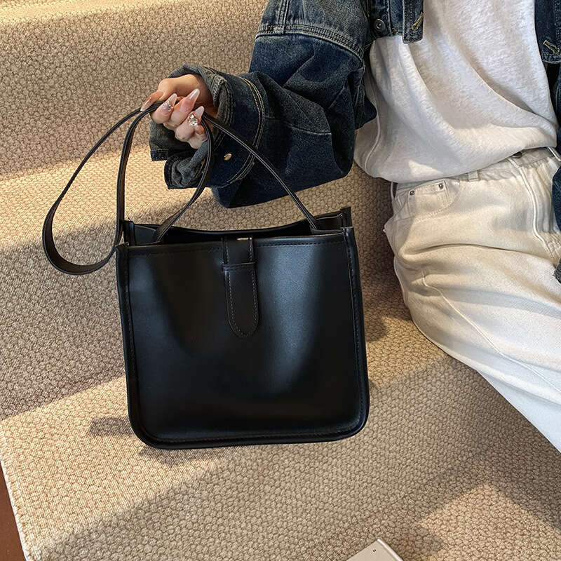Large capacity women's 2024 autumn winter new fashion and western-style crossbody bag, high-end feel handbag, shoulder bucket bag