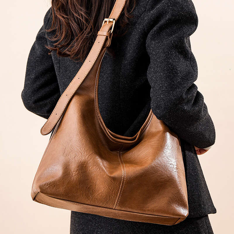 Winter New Fashion Trend Large Capacity Tote Retro Casual Shoulder Trendy Commuting Bag