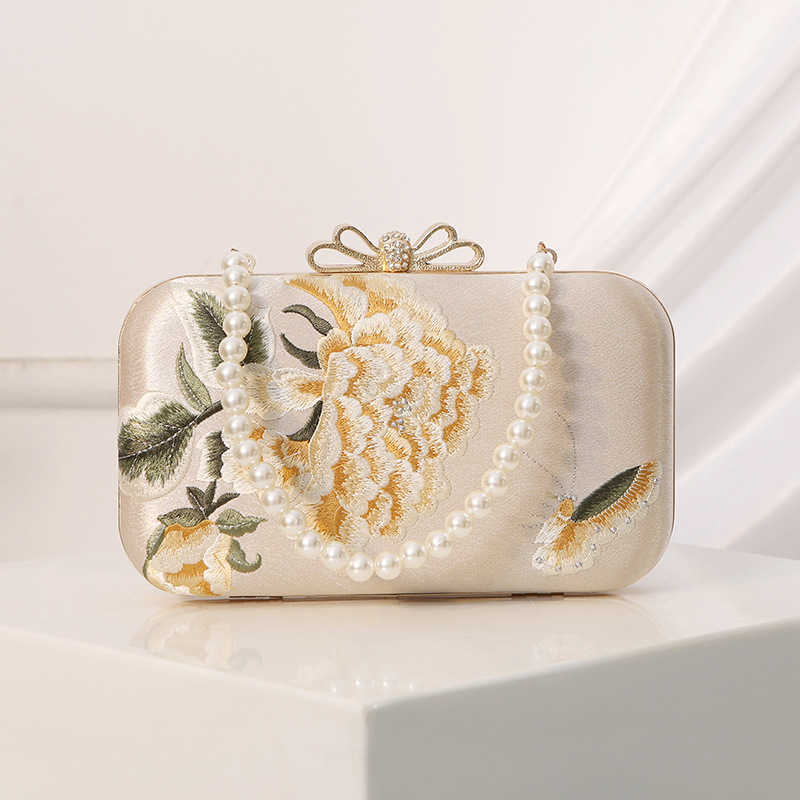 Clutch Bag New Banquet Bag Embroidered Chinese Style Paired with Bag Womens Evening Dress Bag Butterfly Flower Handheld Bag Flag 240920