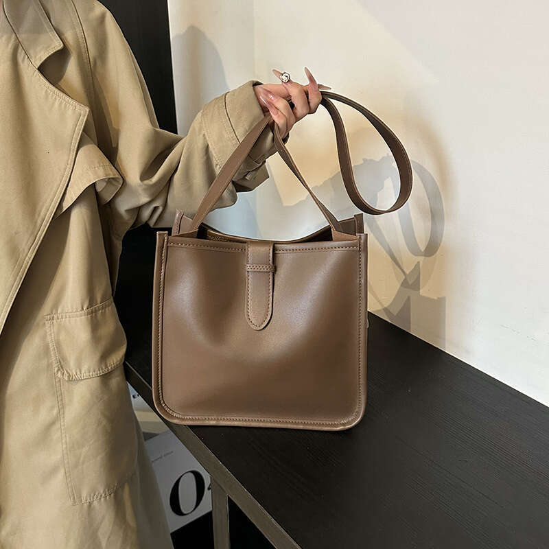 Large capacity women's 2024 autumn winter new fashion and western-style crossbody bag, high-end feel handbag, shoulder bucket bag