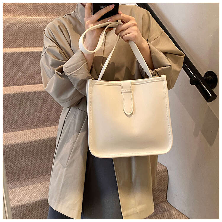 Large capacity women's 2024 autumn winter new fashion and western-style crossbody bag, high-end feel handbag, shoulder bucket bag