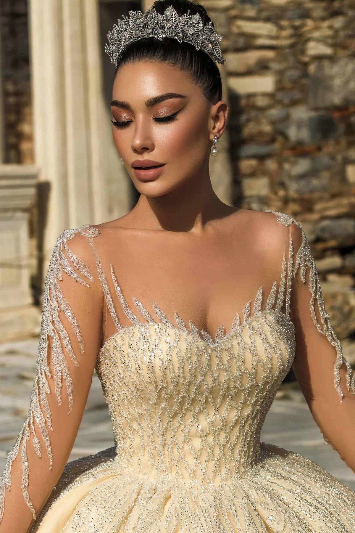 Brilliant Ball Gown Wedding Dresses Appliques Beading Designer Lace Sequins Court Gown Pleat Custom Made Bridal Plus Size Vestidos De Novia