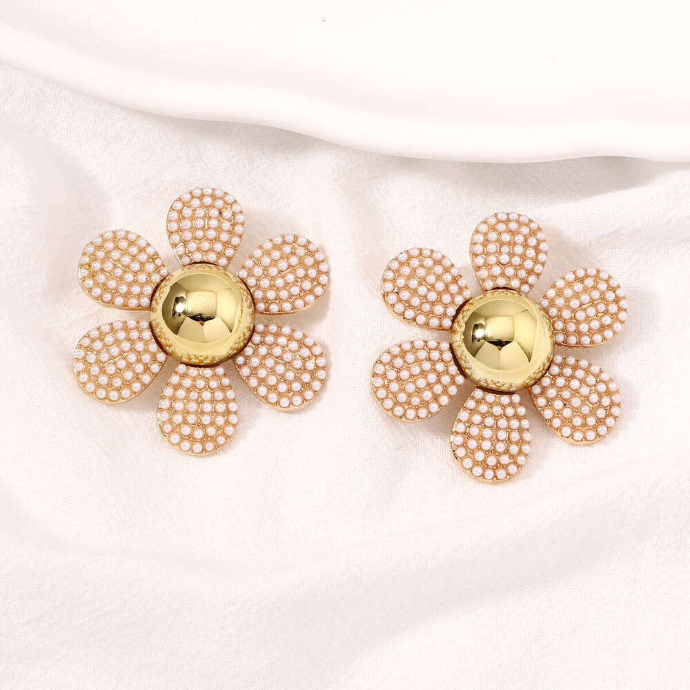 jewelry inlaid with dias wers, light versatile, trendy and fashionable, niche earrings for women