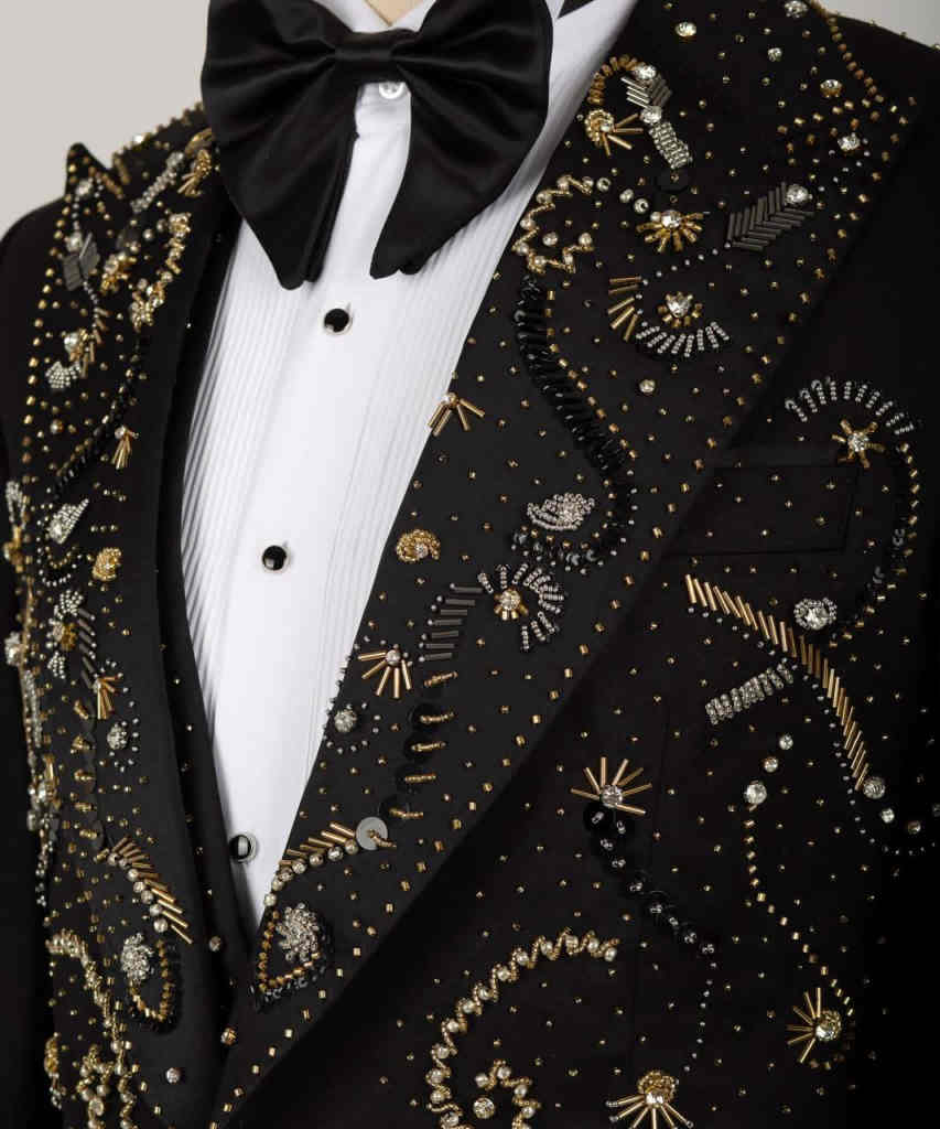 Three Pieces Handsome Designer New Fashion Groom Wedding Tuxedos Men Suits Appliques One Button Customized Peaked Lapel Bridegroom Tailor Made Coat Ve