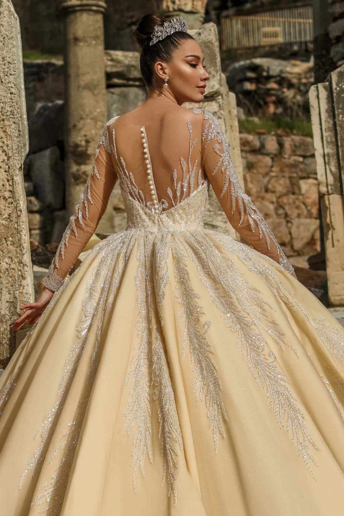 Brilliant Ball Gown Wedding Dresses Appliques Beading Designer Lace Sequins Court Gown Pleat Custom Made Bridal Plus Size Vestidos De Novia