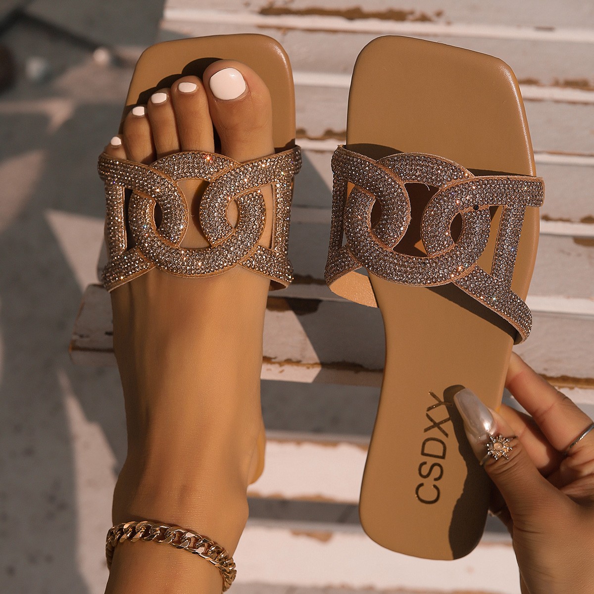 Spring and summer 2025 new all-in-one diamond flip-flops outdoor beach holiday temperament comfortable casual flat slippers