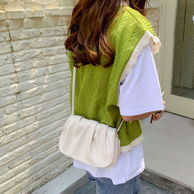 Saddle women's cloud white bag, hand-held crossbody, Korean version, chic, simple fairy pleats, 2023, new trend