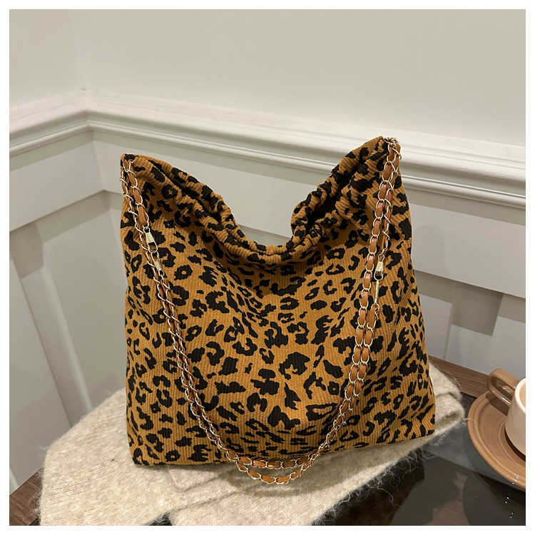 Leopard print frosted personalized large capacity 2024 new autumn and winter casual fashion personalized chain commuting tote shoulder bag 241231