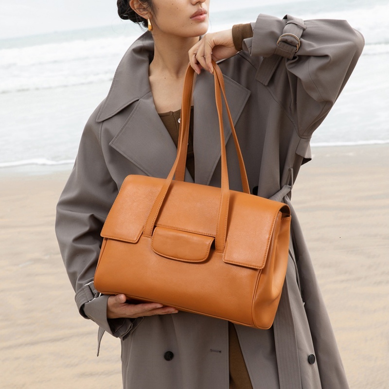 New Elegant Women Shoulder Bags Large Capacity Dolphin Modified Texture Retro Commuting Armpit Handbag