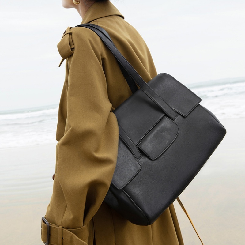 New Elegant Women Shoulder Bags Large Capacity Dolphin Modified Texture Retro Commuting Armpit Handbag