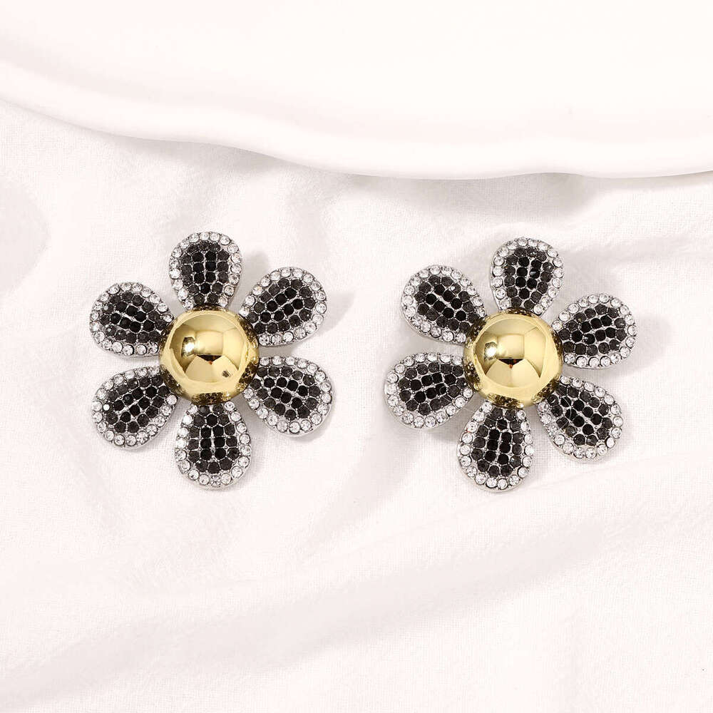 jewelry inlaid with dias wers, light versatile, trendy and fashionable, niche earrings for women