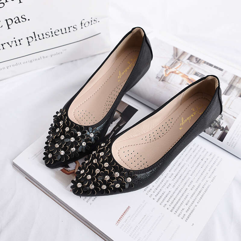 Sharp Pointed Single Shoe 2021 New Spring And Autumn Shallow Mouth Nurse Bean Rhinestone Flat Bottomed Scoop Shoes, Soft Sole Large Size Women's 
