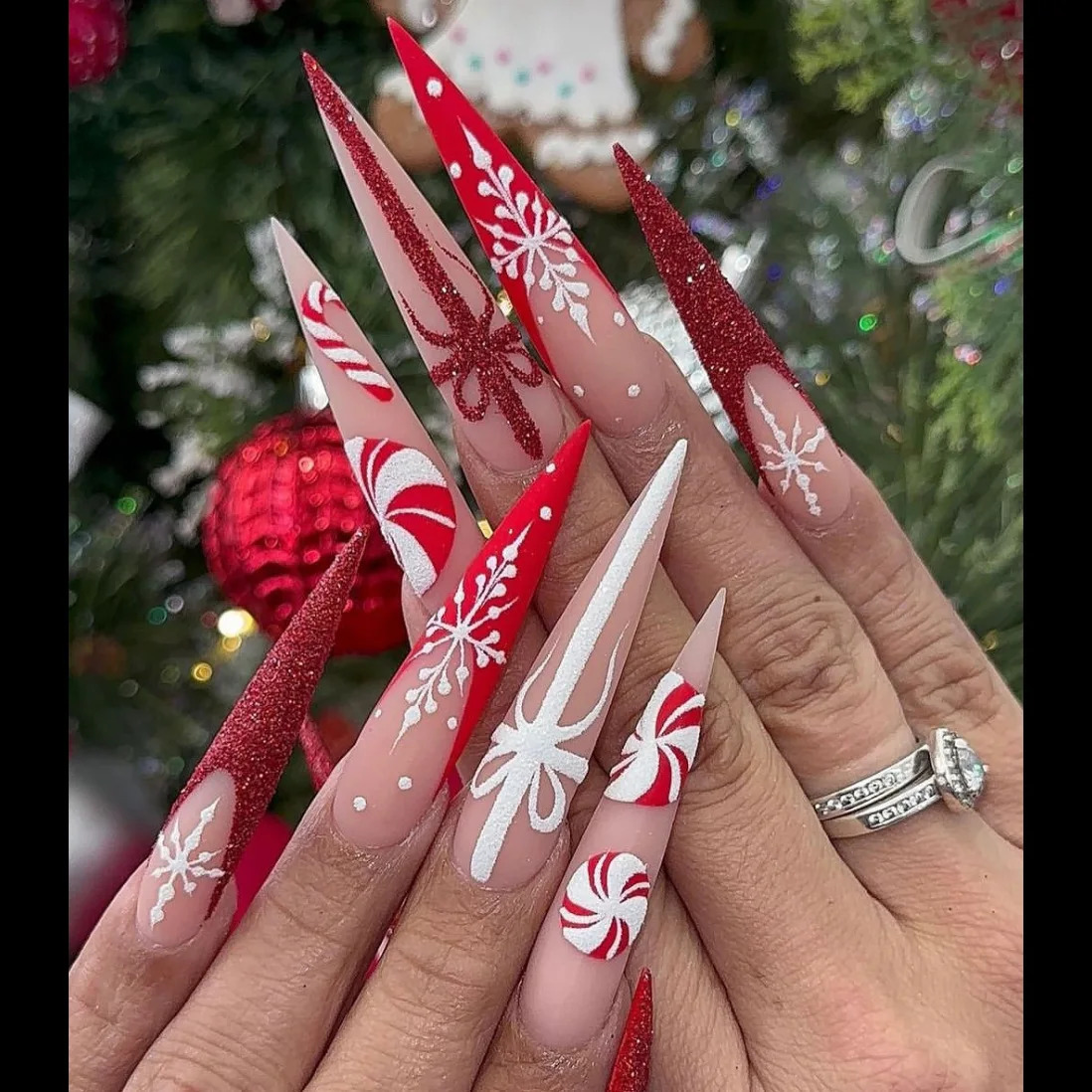 24pcs Christmas Fake Nails Long Stiletto Press On Acrylic Nails Almond Glitter Red French False Nails White Snowflake Wearable 241223