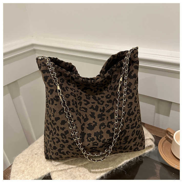 Leopard print frosted personalized large capacity 2024 new autumn and winter casual fashion personalized chain commuting tote shoulder bag 241231