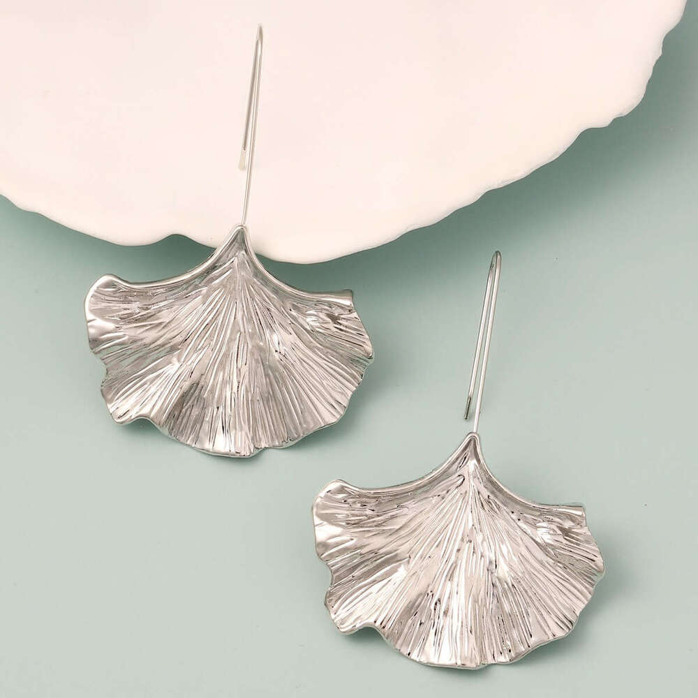 Fashionable temperament, exaggerated simplicity, creative metal texture, earring designer for woman