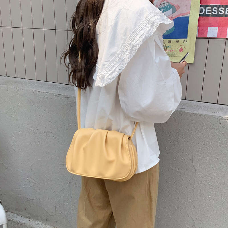 Saddle women's cloud white bag, hand-held crossbody, Korean version, chic, simple fairy pleats, 2023, new trend