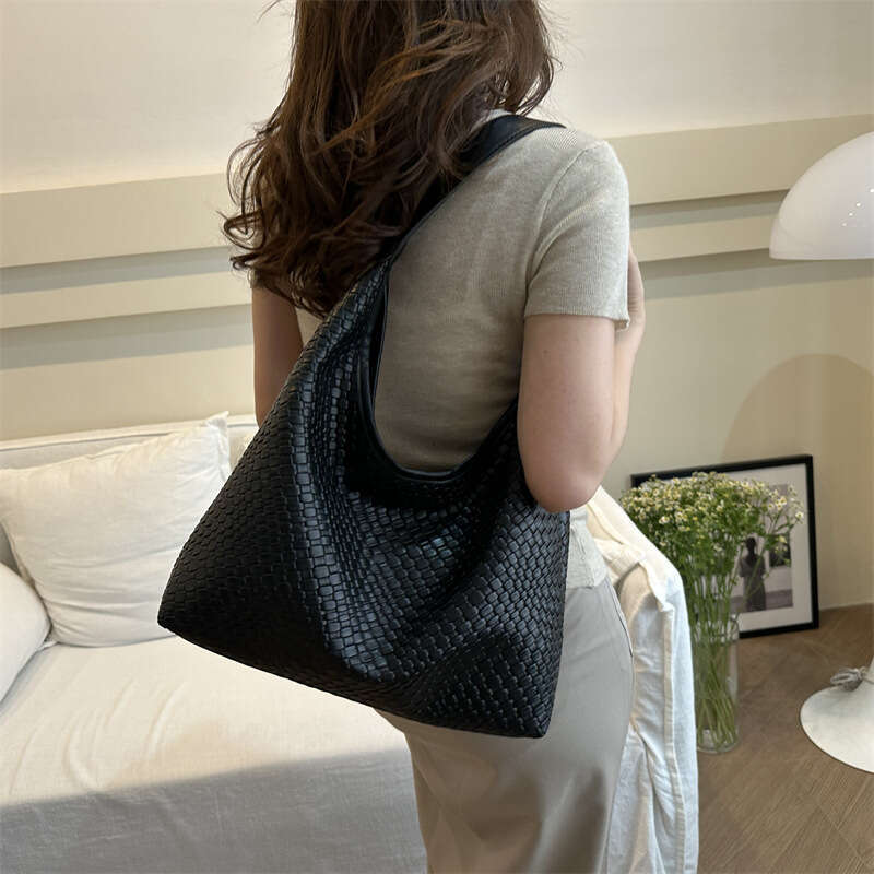 Casual Retro Large Capacity For Women, New Popular Explosive Styles, Versatile And Stylish Shoulder Bag, Woven Bucket Bag
