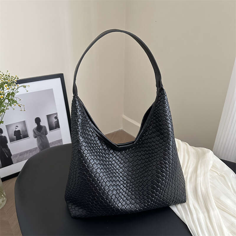 Casual Retro Large Capacity For Women, New Popular Explosive Styles, Versatile And Stylish Shoulder Bag, Woven Bucket Bag
