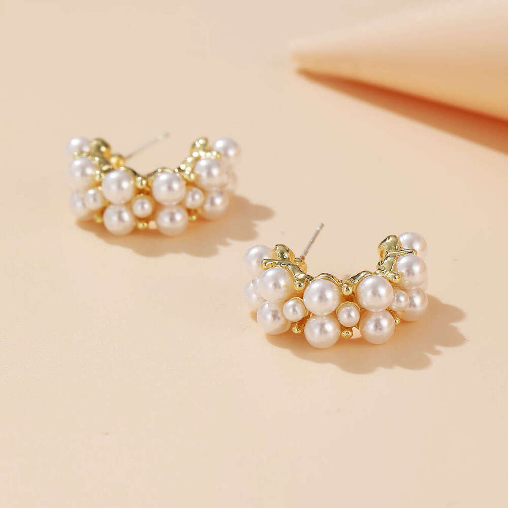 Hot selg inlaid with creative simplicity and temperament, pearl C-shaped earrings for women