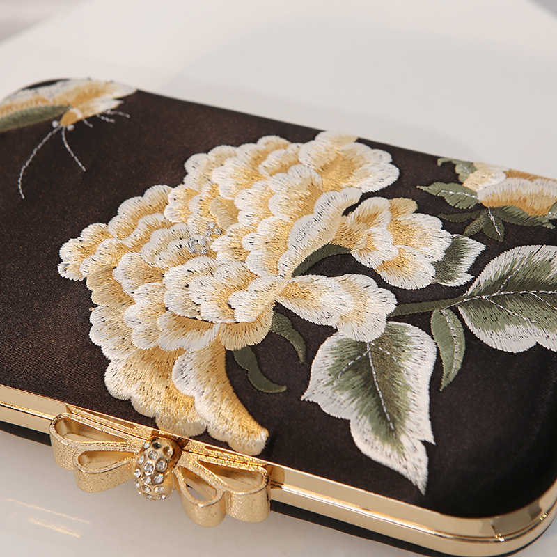 Clutch Bag New Banquet Bag Embroidered Chinese Style Paired with Bag Womens Evening Dress Bag Butterfly Flower Handheld Bag Flag 240920