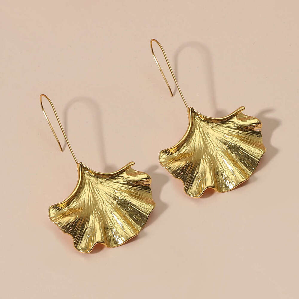 Fashionable temperament, exaggerated simplicity, creative metal texture, earring designer for woman