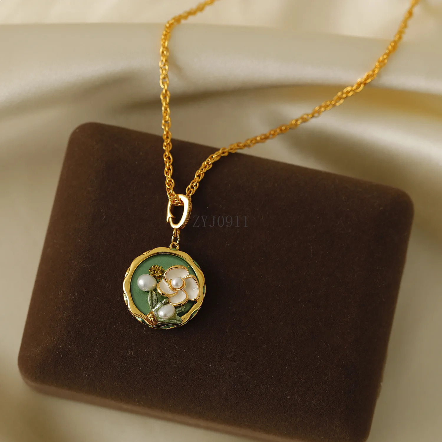 Green oil painting style pearl flower drop glaze necklace French court retro style sweater chain for women 241220