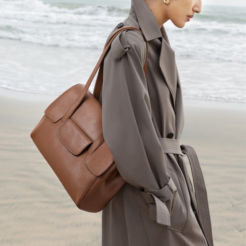 New Elegant Women Shoulder Bags Large Capacity Dolphin Modified Texture Retro Commuting Armpit Handbag