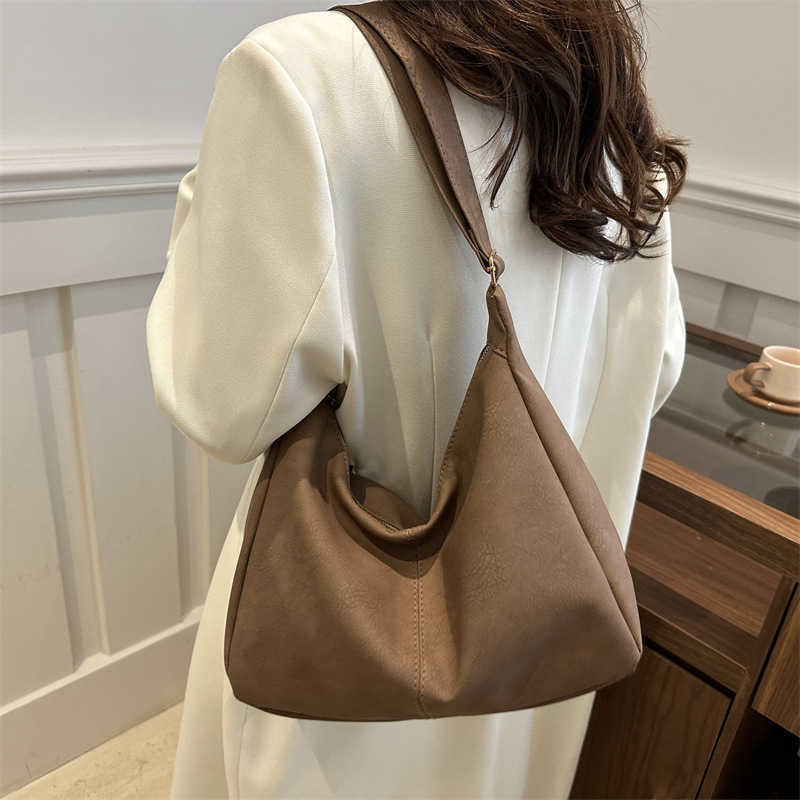 Large capacity fashionable soft surface 2024 winter casual new style personalized western-style solid color artistic tote single shoulder bag for wome