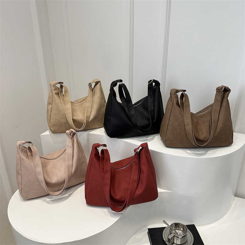 Large capacity fashionable soft surface 2024 winter casual new style personalized western-style solid color artistic tote single shoulder bag for wome