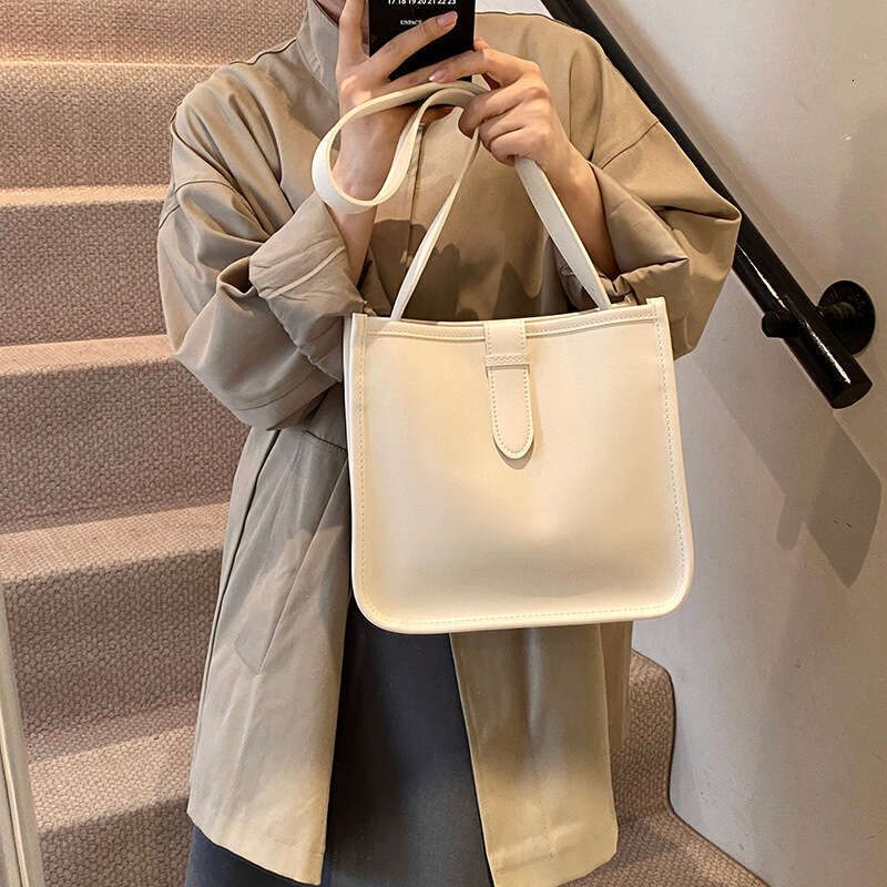 Large capacity women's 2024 autumn winter new fashion and western-style crossbody bag, high-end feel handbag, shoulder bucket bag