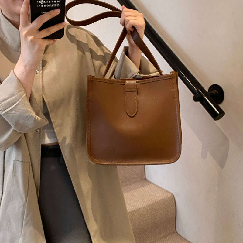 Large capacity women's 2024 autumn winter new fashion and western-style crossbody bag, high-end feel handbag, shoulder bucket bag