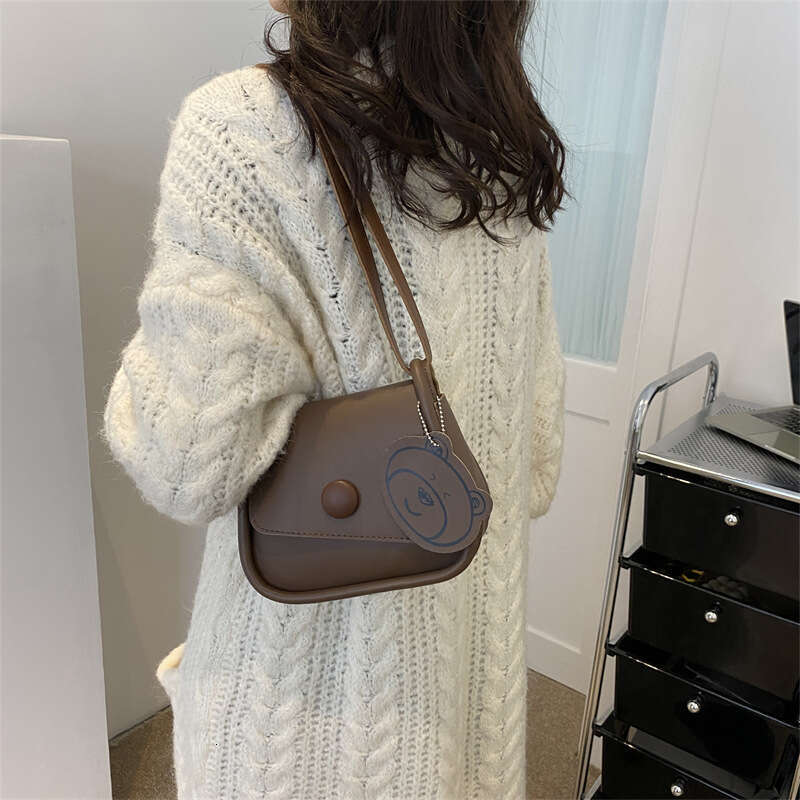 Popular Solid Color Retro Bag, New Year's Trendy Fashion, One Shoulder Simple Crossbody Casual Commuting Saddle Bag