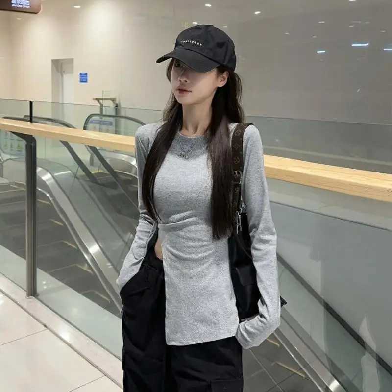 Irregular slotted waist length Sved T-shirt unique and stylish design with shoulder pads as the base and top W241223
