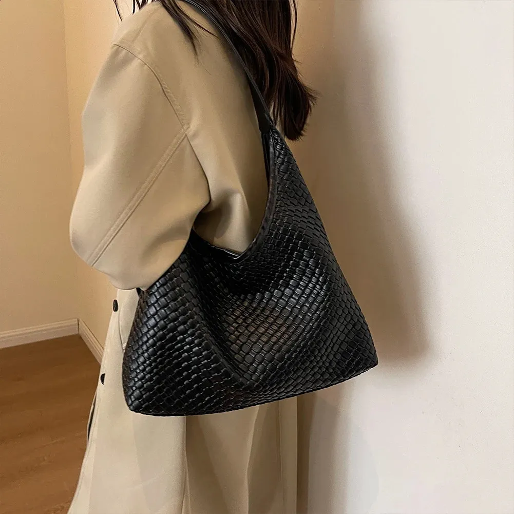Trendy Leather Armpit Handbag for Women Spacious Woven Shoulder Tote for Everyday Use