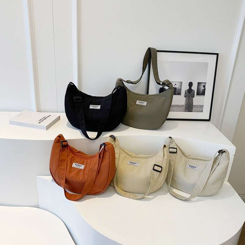 Simple Lightweight Women's New Nylon Fabric Dumpg Bag, Fashionable And Casual Travel, One Shoulder Diagonal Cross Bag