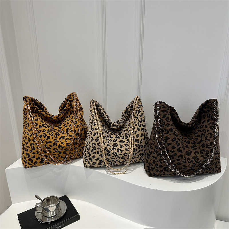 Leopard print frosted personalized large capacity 2024 new autumn and winter casual fashion personalized chain commuting tote shoulder bag 241231