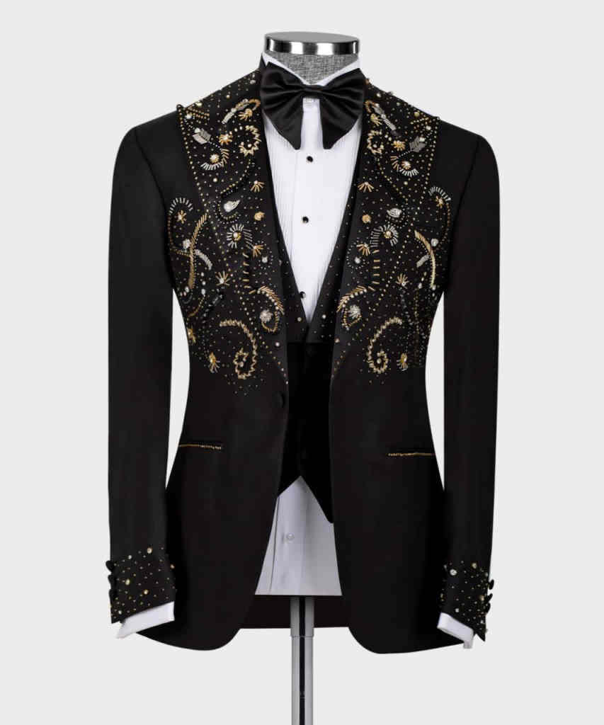 Three Pieces Handsome Designer New Fashion Groom Wedding Tuxedos Men Suits Appliques One Button Customized Peaked Lapel Bridegroom Tailor Made Coat Ve