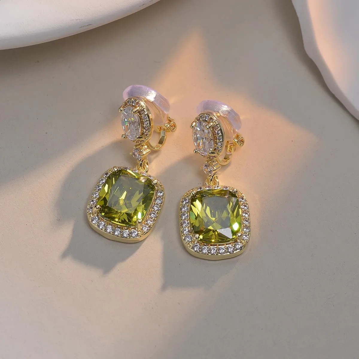 SUYU Ladies Light Elegant Olive Green Zircon Ear Clip Fashionable And Versatile Niche Earrings 241220