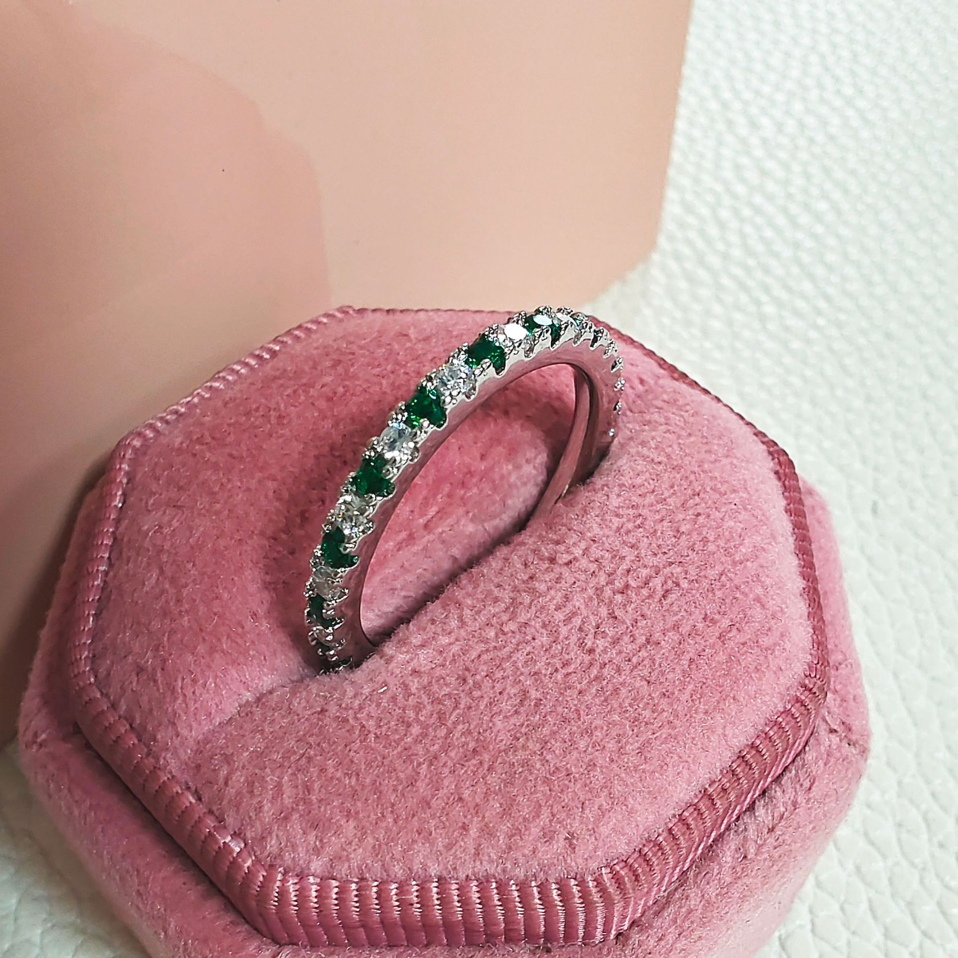2025 Drop Ship Sweet Cute Wedding Rings Simple Fashion Jewelry 925 Sterling Silver Single Round Cut Emerald Party Elegant Women Engagement Band Ring G