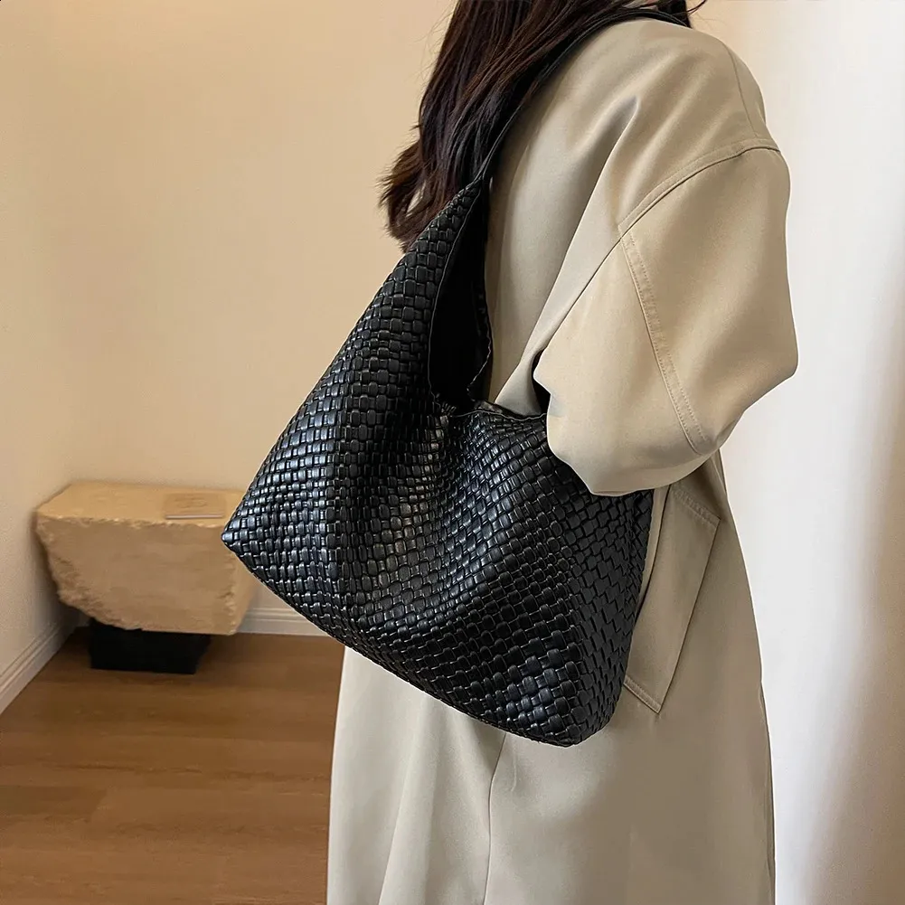 Trendy Leather Armpit Handbag for Women Spacious Woven Shoulder Tote for Everyday Use