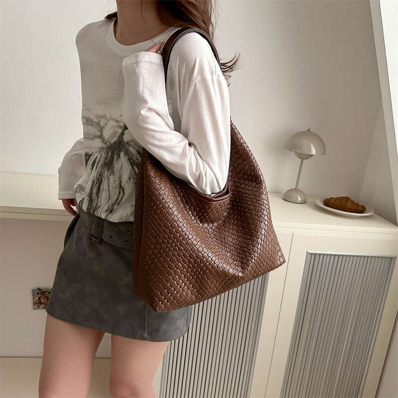 Casual Retro Large Capacity For Women, New Popular Explosive Styles, Versatile And Stylish Shoulder Bag, Woven Bucket Bag