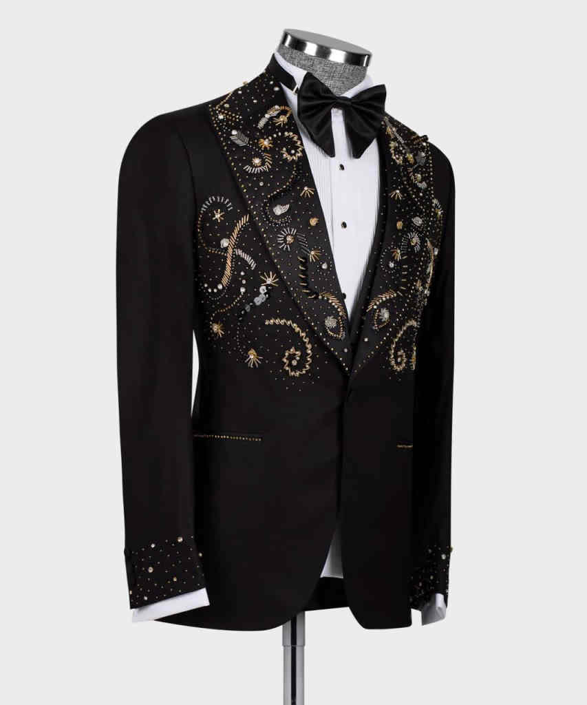Three Pieces Handsome Designer New Fashion Groom Wedding Tuxedos Men Suits Appliques One Button Customized Peaked Lapel Bridegroom Tailor Made Coat Ve