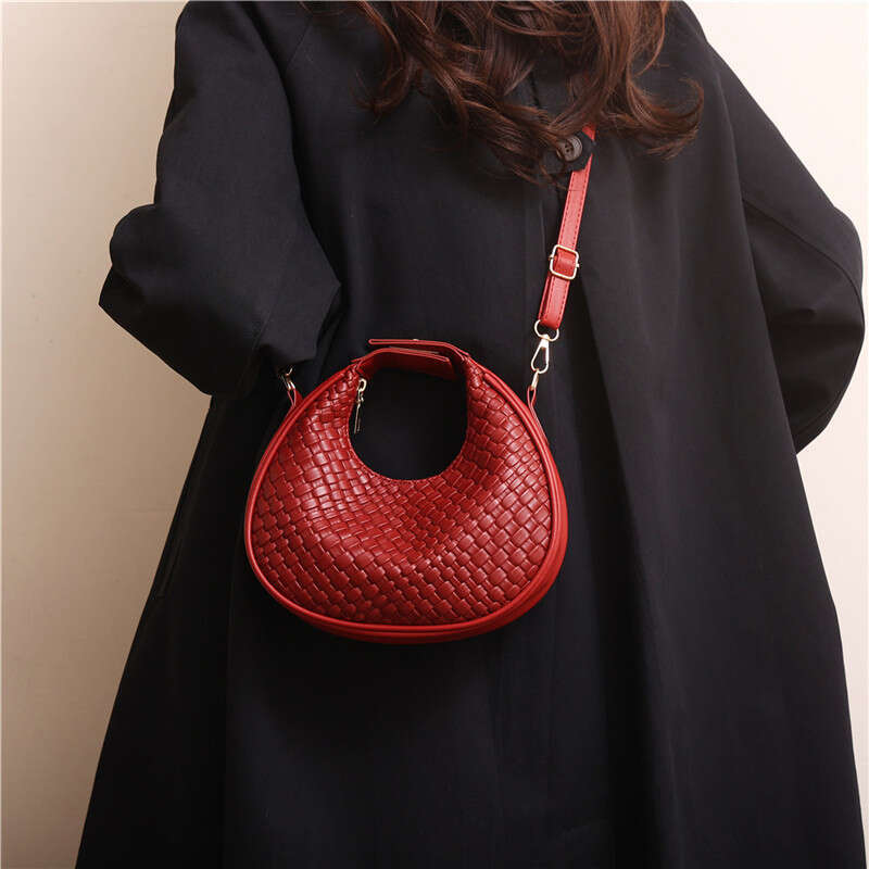 Spring New Fashionable Simple Leisure Commuting Western Style Crescent Retro Handheld Single Cross Shoulder Women's Bag Trend
