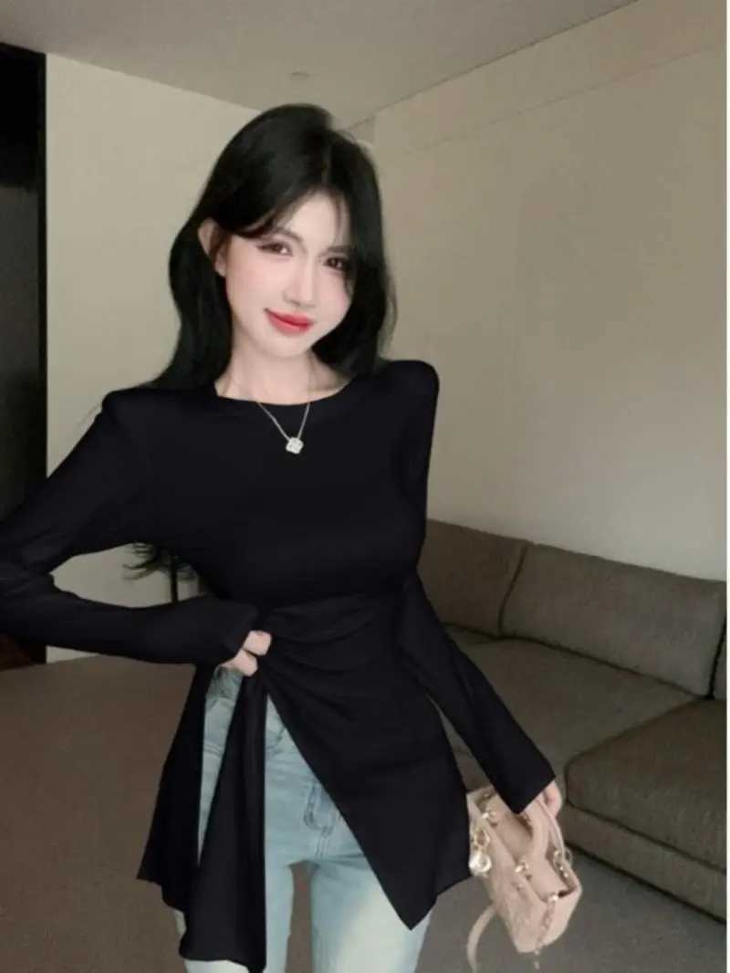 Irregular slotted waist length Sved T-shirt unique and stylish design with shoulder pads as the base and top W241223