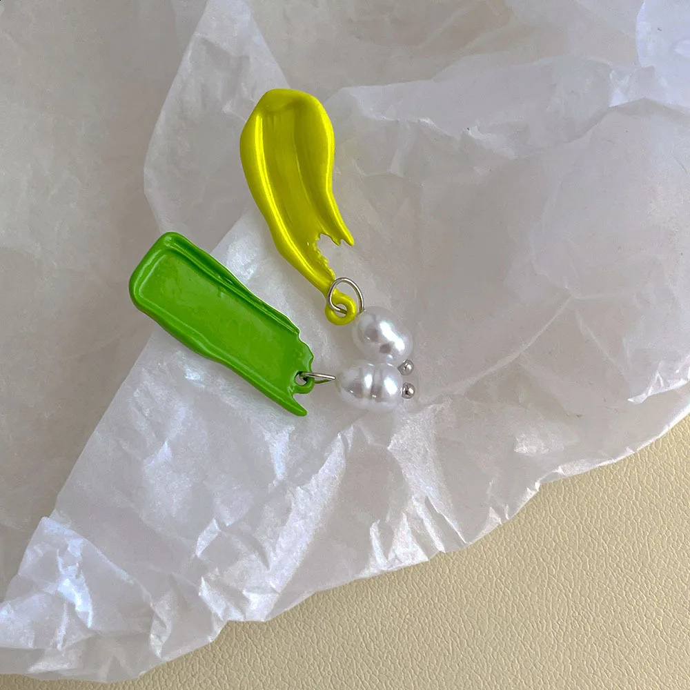 Colorful Asymmetrical Metal Pearl Drop Earrings for Women Simple Unique Fashion Party Jewelry Accessories 241223