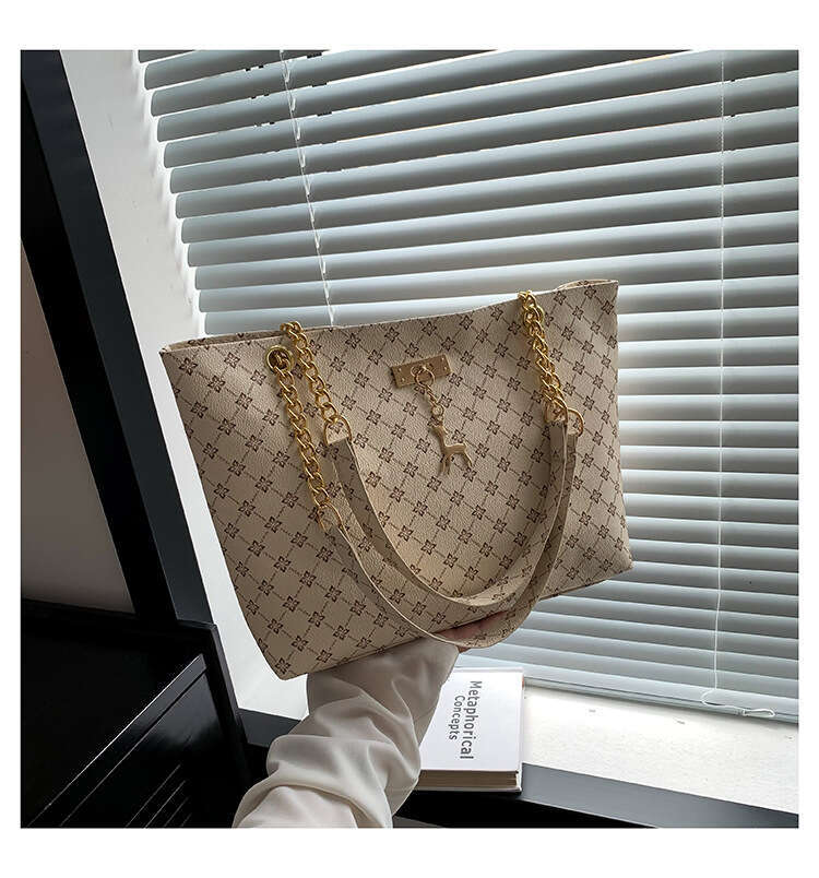 Large Capacity New Women's Fashionable Commuting Retro Chain Carrying Shoulder Bag, Printed Tote Bag